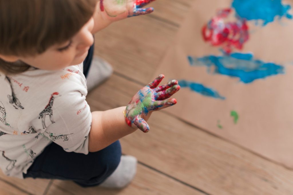 petit enfant peignant comme artiste